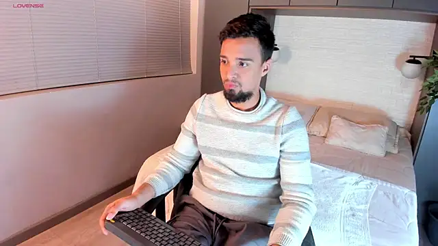 Snapshot of Edward_max chatting on December 19, 2:56 am Edward max online show from December 19, 2:56 am