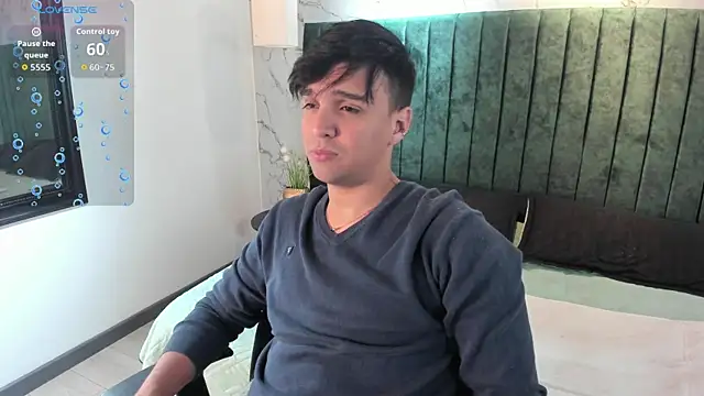 Snapshot of Edward_max chatting on October 12, 3:55 am Edward max online show from October 12, 3:55 am