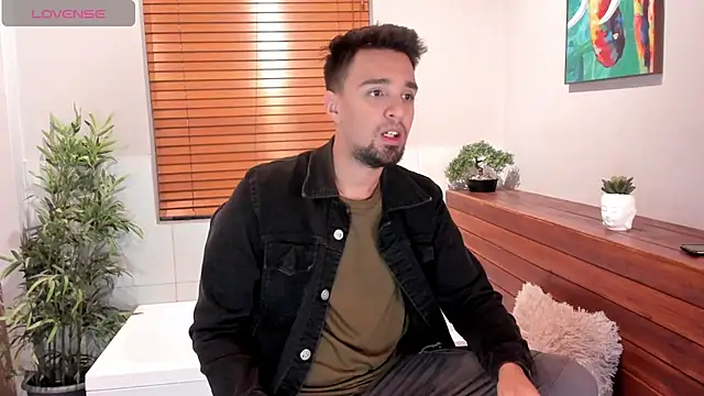 Snapshot of Edward_max chatting on December 28, 10:44 pm Edward max online show from December 28, 10:44 pm