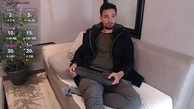 Snapshot of Edward_max chatting on February 10, 3:57 am Edward max online show from February 10, 3:57 am