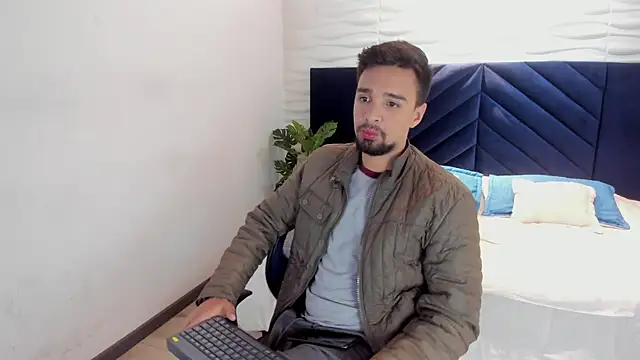 Snapshot of Edward_max chatting on February 14, 3:43 am Edward max online show from February 14, 3:43 am