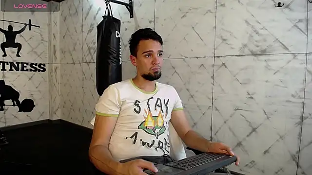 Snapshot of Edward_max chatting on February 19, 11:36 pm Edward max online show from February 19, 11:36 pm