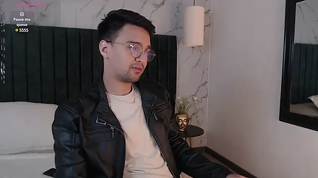 Snapshot of Edward_max chatting on January 9, 2:43 am Edward max online show from January 9, 2:43 am