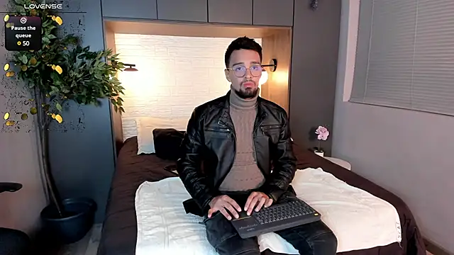 Snapshot of Edward_max chatting on December 5, 3:37 am Edward max online show from December 5, 3:37 am