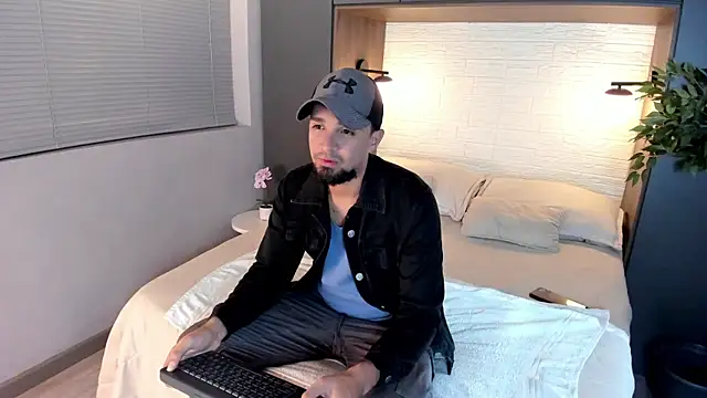 Snapshot of Edward_max chatting on December 14, 4:23 am Edward max online show from December 14, 4:23 am