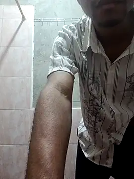 Reynold2608 online show from December 2, 6:05 am