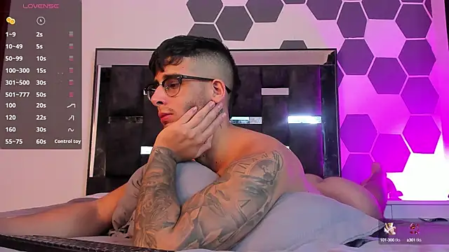 Snapshot of iamcamiloo_ chatting on February 9, 12:40 am iamcamiloo online show from February 9, 12:40 am