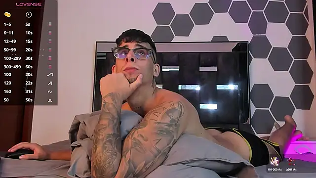 Snapshot of iamcamiloo_ chatting on February 1, 5:28 am iamcamiloo online show from February 1, 5:28 am
