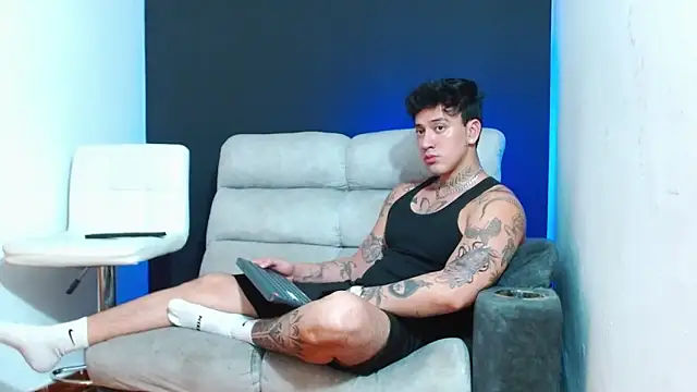 JUSTIN FULLER1 online show from April 16, 5:07 am