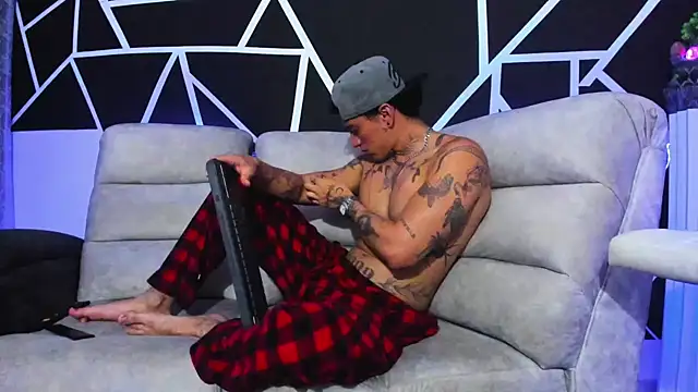 Snapshot of JUSTIN_FULLER1 chatting on February 2, 12:40 am JUSTIN FULLER1 online show from February 2, 12:40 am