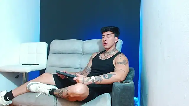 JUSTIN FULLER1 online show from March 20, 5:39 pm