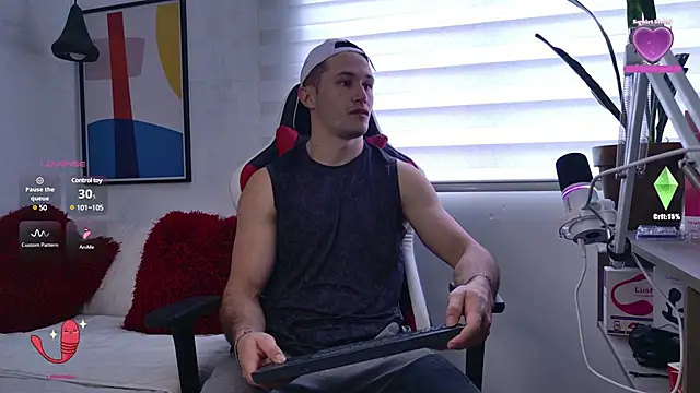 Snapshot of AxelFairchaild chatting on December 15, 3:31 pm AxelFairchaild online show from December 15, 3:31 pm