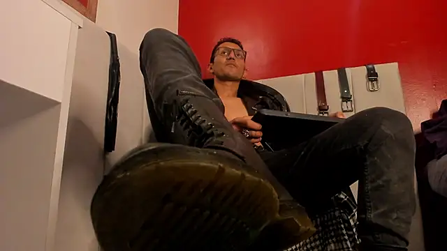 Snapshot of enzopratt chatting on March 16, 2:00 pm enzopratt online show from March 16, 2:00 pm