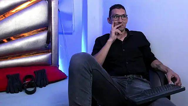 Snapshot of enzopratt chatting on February 22, 3:45 am enzopratt online show from February 22, 3:45 am