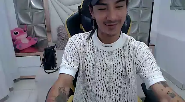 Snapshot of georgie_latin99 chatting on February 19, 11:49 am georgie latin99 online show from February 19, 11:49 am