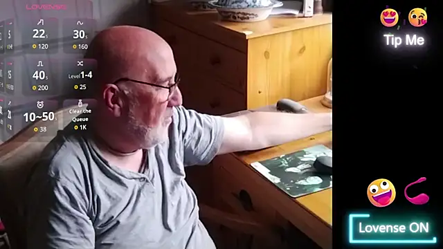 Snapshot of Adamdaddybear chatting on September 10, 8:13 am Adamdaddybear online show from September 10, 8:13 am