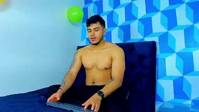 Snapshot of jeisonstark chatting on February 28, 11:36 am jeisonstark online show from February 28, 11:36 am