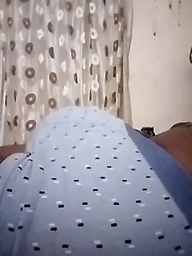 hugecrksam online show from February 5, 7:10 pm