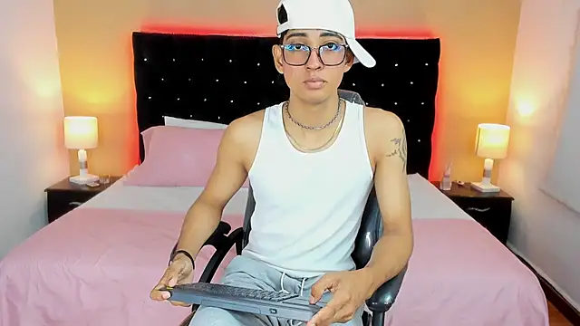 Snapshot of Dark_hairy_ chatting on December 18, 3:58 am Dark hairy online show from December 18, 3:58 am