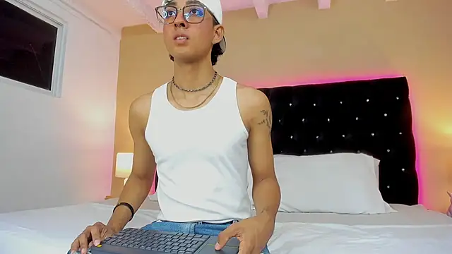 Snapshot of Dark_hairy_ chatting on December 11, 3:26 am Dark hairy online show from December 11, 3:26 am