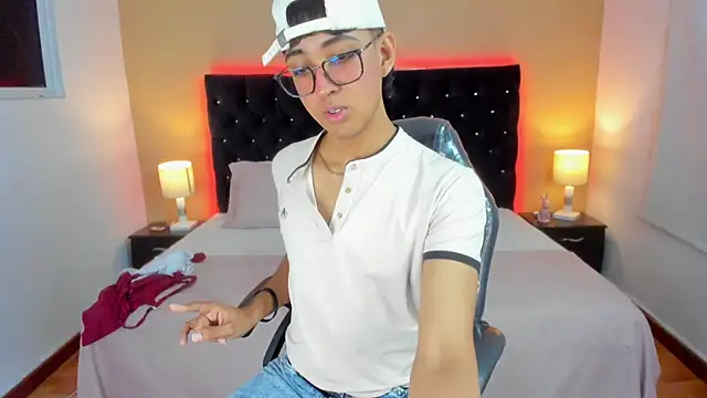 Snapshot of Dark_hairy_ chatting on December 29, 3:00 am Dark hairy online show from December 29, 3:00 am