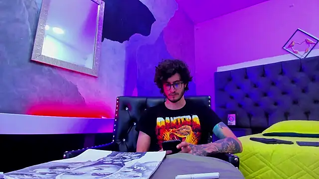 Snapshot of Loggan_donnelly chatting on December 12, 9:15 pm Loggan donnelly online show from December 12, 9:15 pm