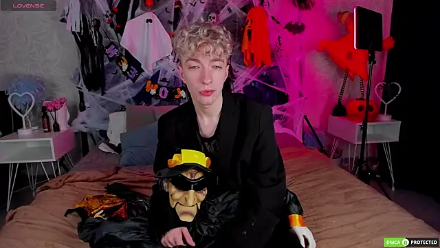 TrevorBenson online show from October 31, 3:19 am