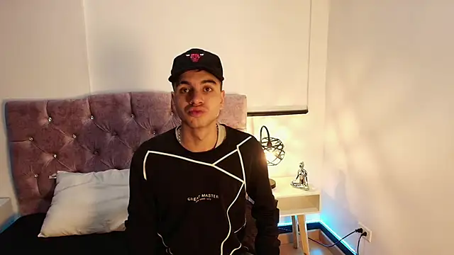 Snapshot of Amadeo_Wild chatting on December 3, 3:00 pm Amadeo Wild online show from December 3, 3:00 pm