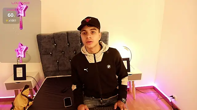 Snapshot of Amadeo_Wild chatting on December 4, 1:31 pm Amadeo Wild online show from December 4, 1:31 pm