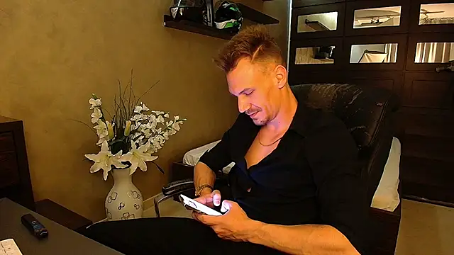 Snapshot of MateoBenjaminX chatting on March 18, 5:01 pm MateoBenjaminX online show from March 18, 5:01 pm