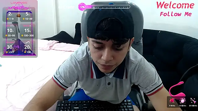 Snapshot of DamiBright chatting on March 12, 6:33 pm DamiBright online show from March 12, 6:33 pm