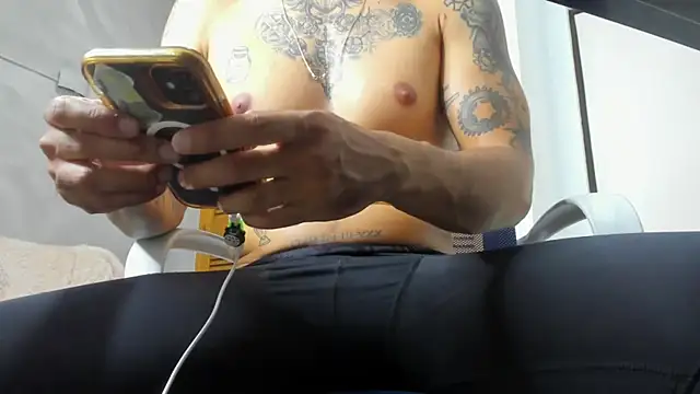 Snapshot of Dylanstonne chatting on December 10, 11:00 pm Dylanstonne online show from December 10, 11:00 pm