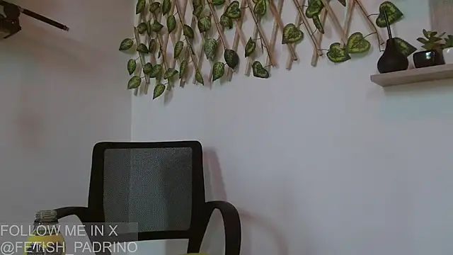 Snapshot of fetish_padrino chatting on March 18, 8:37 pm fetish padrino online show from March 18, 8:37 pm
