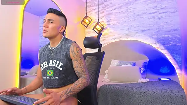 Aron Bolt online show from April 25, 9:45 pm