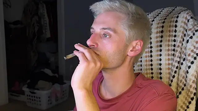 Snapshot of Dylansd chatting on December 30, 9:27 am Dylansd online show from December 30, 9:27 am