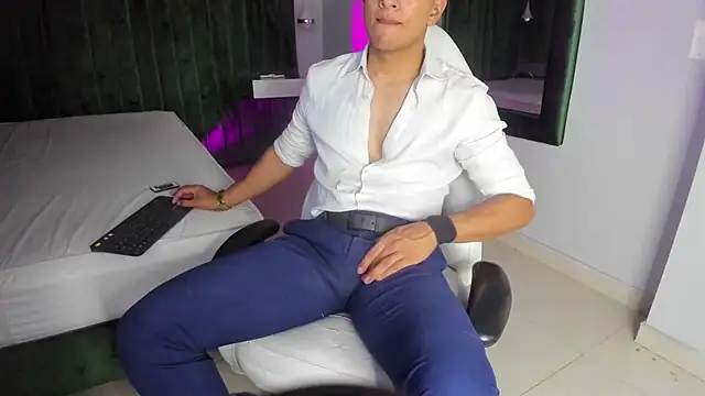 Snapshot of Lucii_fer_ chatting on October 17, 11:58 am Lucii fer online show from October 17, 11:58 am