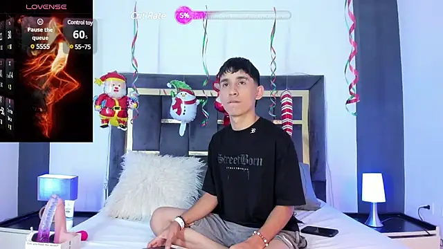Snapshot of Thayler_jones chatting on December 15, 11:23 am Thayler jones online show from December 15, 11:23 am