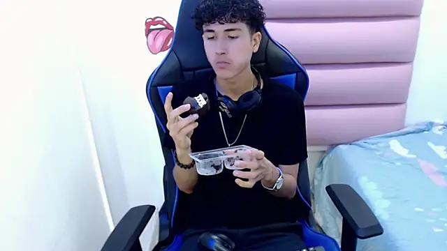 Snapshot of johnny_cagee chatting on December 4, 3:37 am johnny cagee online show from December 4, 3:37 am