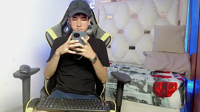 Snapshot of johnny_cagee chatting on September 28, 6:00 am johnny cagee online show from September 28, 6:00 am