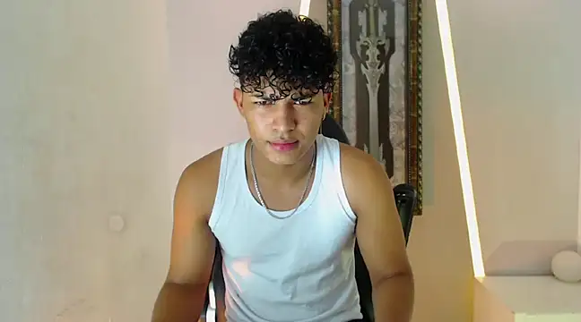 Snapshot of jamescurli_ chatting on January 6, 5:30 am jamescurli online show from January 6, 5:30 am