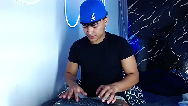 Snapshot of jamescurli_ chatting on October 1, 2:43 pm jamescurli online show from October 1, 2:43 pm
