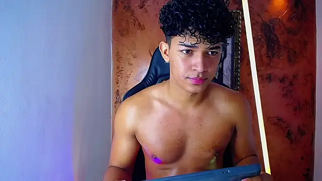 Snapshot of jamescurli_ chatting on March 8, 6:19 am jamescurli online show from March 8, 6:19 am