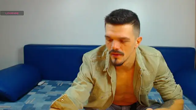 Snapshot of DonyBrown chatting on December 14, 1:50 am DonyBrown online show from December 14, 1:50 am