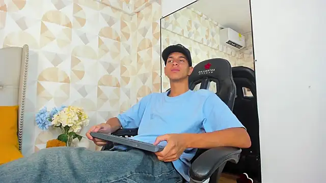 Snapshot of Tyler_Rodriguez chatting on March 3, 1:37 pm Tyler Rodriguez online show from March 3, 1:37 pm