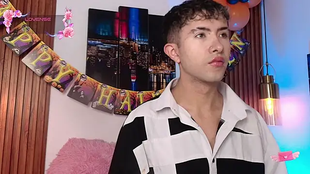 Snapshot of Noah_Xitruxx chatting on October 14, 2:51 am Noah Xitruxx online show from October 14, 2:51 am