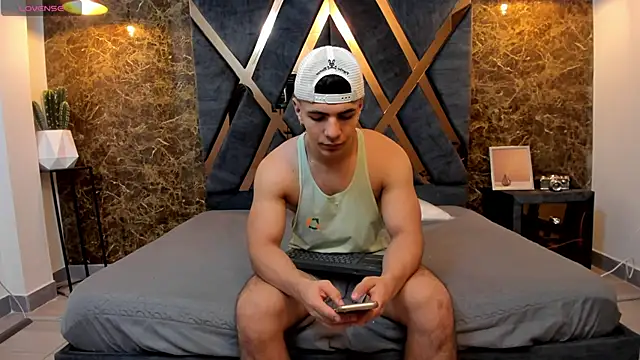 Flynn Riider online show from February 13, 11:50 am