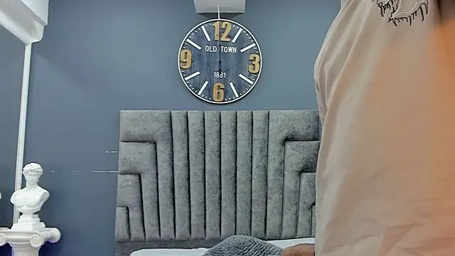 Robin Rief online show from April 18, 8:20 pm