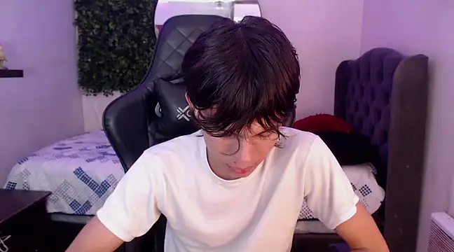 Snapshot of andy_dan18 chatting on March 6, 1:14 pm andy dan18 online show from March 6, 1:14 pm