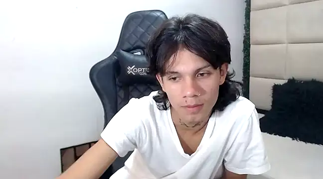 Snapshot of andy_dan18 chatting on December 30, 8:58 pm andy dan18 online show from December 30, 8:58 pm