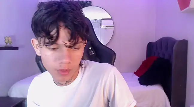Snapshot of andy_dan18 chatting on February 26, 1:19 pm andy dan18 online show from February 26, 1:19 pm